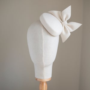 Chapeau de mariage avec garniture de noeud, chapeau de mariée en feutre ivoire, chapeau de mariage de chapellerie image 1