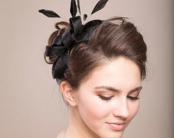 Fascinator di piume moderno, fascinator per invitati al matrimonio in nero, copricapo nero da damigella d'onore, fascinator di piume da donna