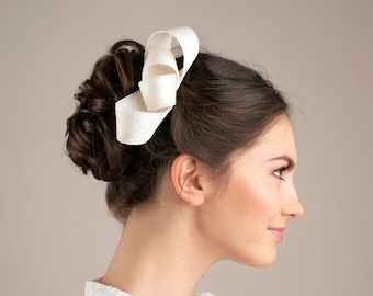 Weisser Schleife Fascinator, Hochzeit Modisten Faszinator, minimalist weiss Haarschmuck, Weisser Hochzeit Haarschmuck