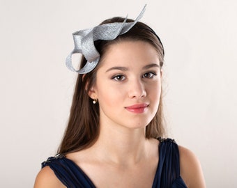 Zilveren swirl fascinator hoofdband, bruiloftsgast hoofddeksel, vrouwen zilveren fascinator, modevak sculpturale fascinator op dubbele hoofdband