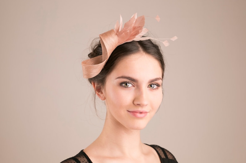 Amandelbeige veren fascinator, veren hoofddeksel, vrouwen fascinator, vrouwelijk bruidshoofddeksel afbeelding 1