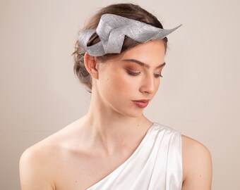 Bibi pour mariée en argent sur double bandeau, casque d'invité de mariage, bibi pour femme, bibi sculptural de chapellerie