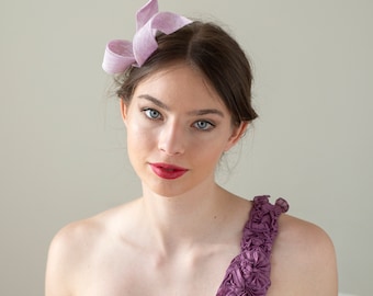 Bibi tourbillon lilas minimaliste, casque d'invité de mariage sobre, bibi lilas pour femmes