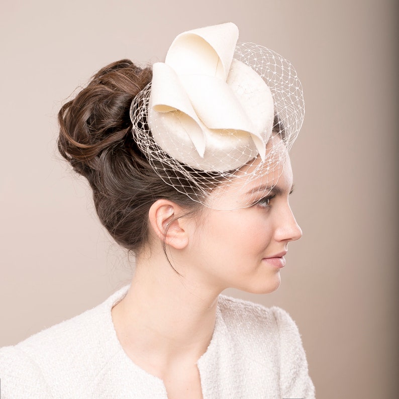 Bridal Veiled Pillbox Hat, Bridal Hat with Birdcage, Ivory Wedding Hat, Modern Millinery Hat, Winter Wedding Fur Felt Hat zdjęcie 2