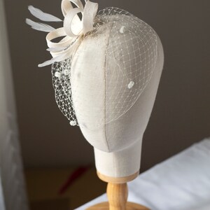 Bridal feather fascinator with dotted short birdcage, wedding feather hairpiece with short veil for a bride, elegant feather headpiece image 3