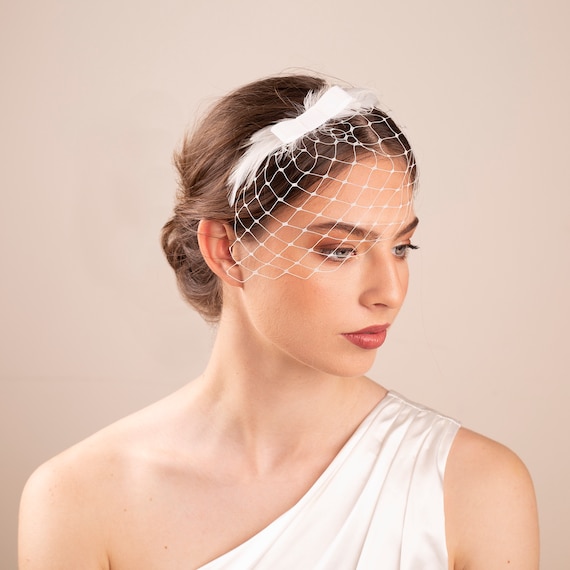 Short bridal birdcage with bow and feathers, Wedding feather headpiece with short veil, bridal feather hairpiece