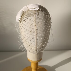 Bruidsvogelkooi met vrouwelijke fluwelen strik, vintage fluwelen lint op korte gezichtssluier voor een klassieke bruid, gemeentehuisbruiloft afbeelding 7