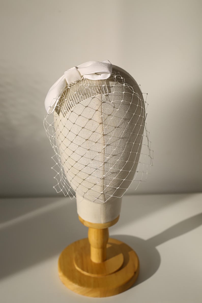 Bruidsvogelkooi met vrouwelijke fluwelen strik, vintage fluwelen lint op korte gezichtssluier voor een klassieke bruid, gemeentehuisbruiloft afbeelding 7