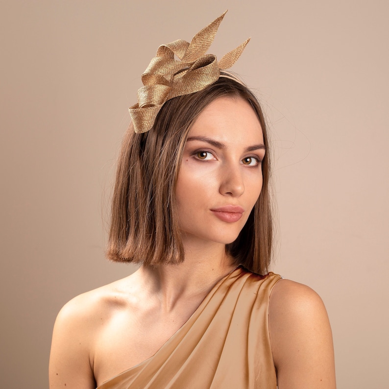 Bibi en or moderne, bibi pour invité de mariage, bibi pour femme sculpturale, casque de chapellerie couture sur double bandeau image 1