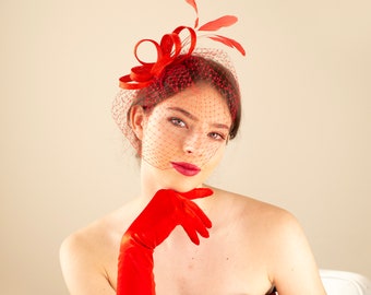 Cage à oiseaux de mariage rouge avec fascinateur en plumes, casque en voile pour demoiselles d'honneur, casque rouge pour événement formel