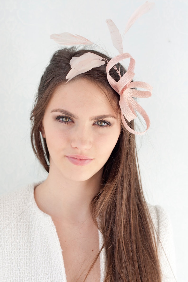 Puder rosa fascinator mit Federn fur Hochzeitsgast, Brautjungfern Federn Haarschmuck, Hochzeit Damen Fasczinator in Rosa Bild 1