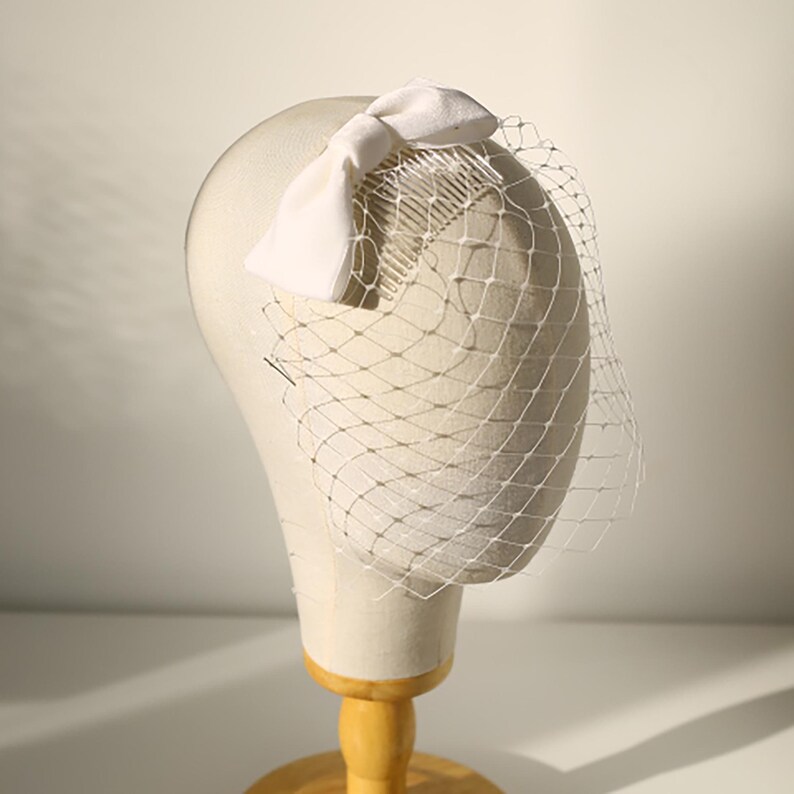Bruidsvogelkooi met vrouwelijke fluwelen strik, vintage fluwelen lint op korte gezichtssluier voor een klassieke bruid, gemeentehuisbruiloft afbeelding 3