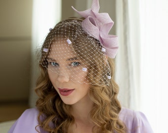 Bibi de demoiselle d'honneur lilas avec voile sur un serre-tête confortable à double fil, coiffe d'invité de mariage, bibi sculptural pour femme