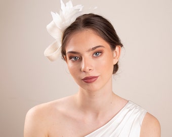 Bridal feather fascinator in white , wedding feather headpiece, women fascinator, feminine bridal headpiece