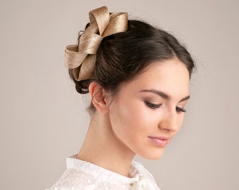 Gouden strik bruidsfascinator: couture modevak bruiloftsgast hoofddeksel