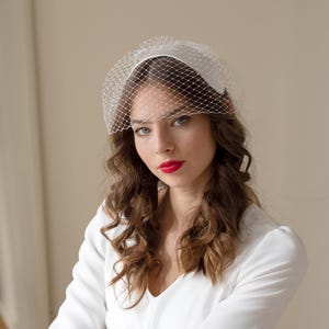 Bridal Caplet Headpiece with birdcage veil, Grace Kelly white silk satin Half Hat, 1950s Half Hat Style Wedding hat, Old Hollywood Glam Hat