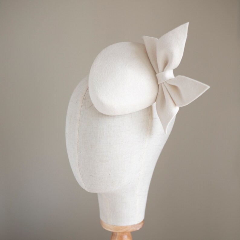 Chapeau de mariage avec garniture de noeud, chapeau de mariée en feutre ivoire, chapeau de mariage de chapellerie image 3