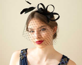 Moderno fascinator di piume nere con gabbia per uccelli, fascinator per gli invitati al matrimonio in nero, copricapo nero da damigella d'onore, fascinator di piume da donna