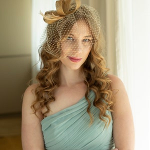 Gold fascinator with beige feathers and birdcage veil, gold wedding guest fascinator, modern millinery headpiece image 4