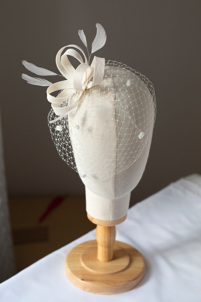 Bridal feather fascinator with dotted short birdcage, wedding feather hairpiece with short veil for a bride, elegant feather headpiece image 1