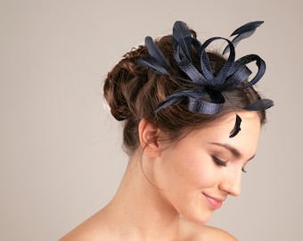 Fascinator blu scuro con piume, copricapo per invitati al matrimonio, accessorio per damigelle d'onore di modisteria, copricapo di piume della madre della sposa