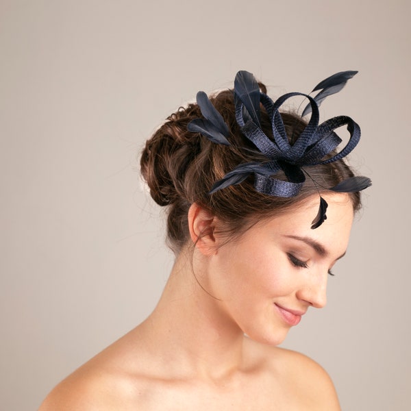 Marine fascinator met veren, bruiloft genodigde hoofddeksel, modevak bruidsmeisjes accessoire, moeder-van-bruid veren hoofddeksel