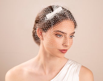 Weißer Vogelkäfigschleier für die Braut mit Pouf und Schleife, Hochzeitspouf und Vogelkäfigschleier mit Schleife auf einem Haarkamm