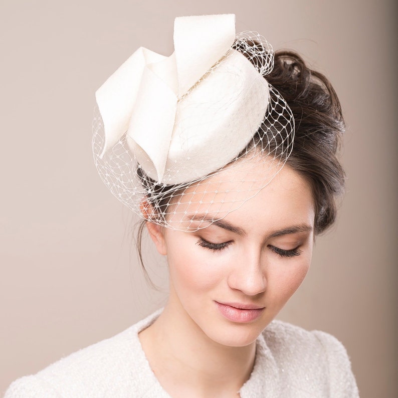 Bridal Veiled Pillbox Hat, Bridal Hat with Birdcage, Ivory Wedding Hat, Modern Millinery Hat, Winter Wedding Fur Felt Hat zdjęcie 3