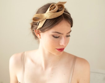 Tocado nupcial de sinamay oro, fascinador de millinery de boda, fascinador de mujer minimalista, tocado de millinery de oro