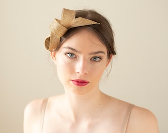 Bibi minimaliste pour femmes avec boucles en or, Bibi pour invités de mariage en or, casque de chapellerie couture moderne