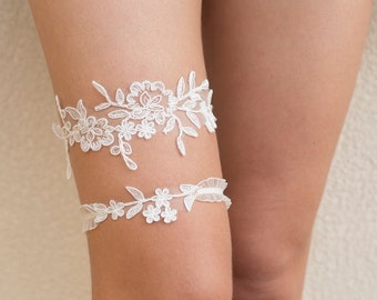 Bridal lace garter set in pure white, floral bridal garter, wedding garter set