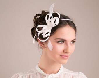 Ivory Feather Fascinator: Elegant Wedding Hairpiece