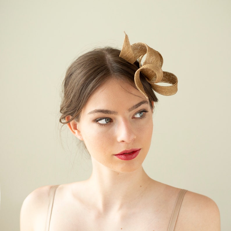 Fascinator da sposa con fiocco e turbinii in oro, fascinator per gli ospiti di nozze d'oro, fascinator da donna, copricapo di modisteria couture immagine 5