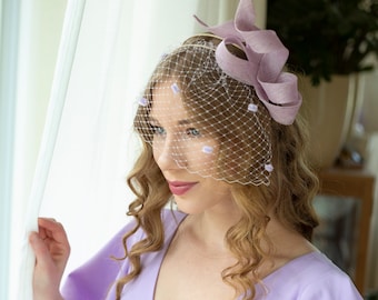 Lila bruidsmeisje fascinator met sluier op comfortabele hoofdband, bleke lavendel bruiloftsgast hoofddeksel, vrouwen sculpturale fascinator