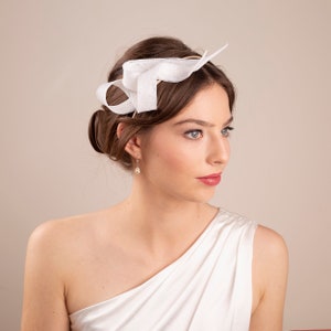 Bibi blanc nuptiale sur double bandeau, casque d'invité de mariage, bibi pour femme, bibi sculptural de chapellerie image 1