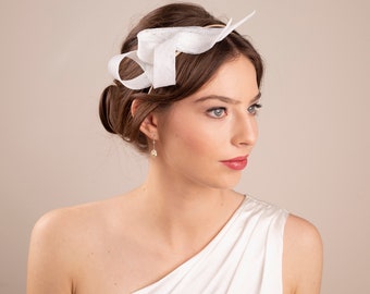 Bibi blanc nuptiale sur double bandeau, casque d'invité de mariage, bibi pour femme, bibi sculptural de chapellerie