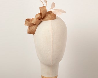 Bibi plume moderne, bibi pour invité de mariage en beige, casque beige de demoiselle d'honneur, bibi plume pour femme