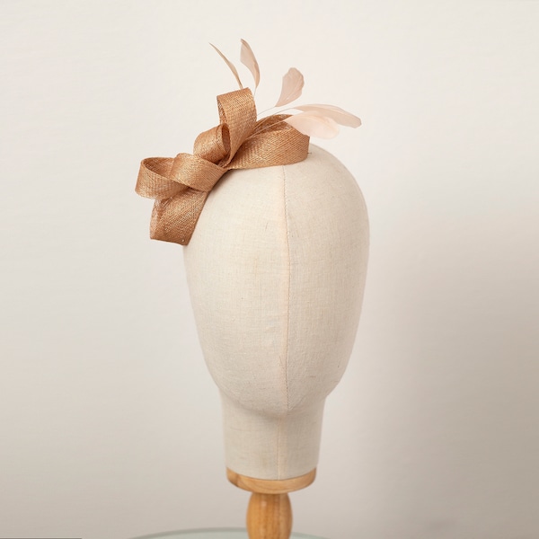 Bibi plume moderne, bibi pour invité de mariage en beige, casque beige de demoiselle d'honneur, bibi plume pour femme