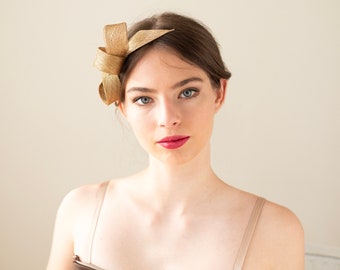 Gouden lussen damesfascinator: minimalistische zendspoel voor bruiloftsgast of gelegenheid