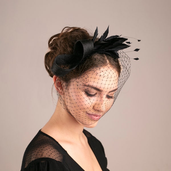 Bibi plume moderne avec voile cage à oiseau, cage à oiseau noire avec fascinateur plumes, coiffe d'invité de mariage en différentes couleurs