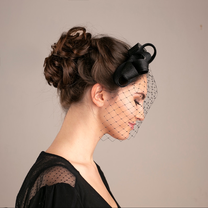 Moderner Fascinator mit Vogelkäfigschleier, schwarzer Schleier und Fascinator, Haarschmuck für Hochzeitsgäste in verschiedenen Farben Bild 2