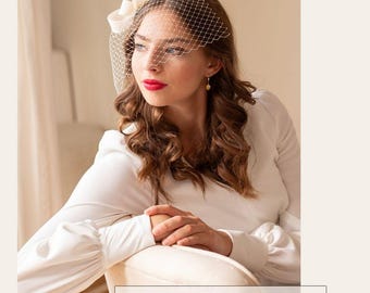 Tocado de novia blanco con forma de jaula y lazo, tocado minimalista con lazo y red desmontable.