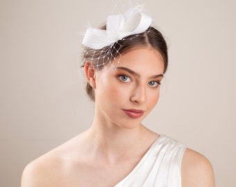 Understated bridal feather fascinator with veiling, White feather headpiece, minimalist wedding fascinator
