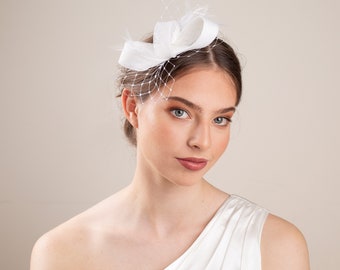 Dezenter Braut Federn Fascinator mit Schleierung Akzent, weißer Federn Kopfschmuck, minimalistischer Hochzeit Fascinator