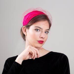 Calotte en soie rose vif avec voile cage à oiseaux Chapeau drapé en soie rose Grace Kelly Demi-chapeau glamour Old Hollywood Style Mid-Century