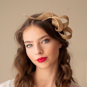 Fascinador de oro moderno para invitadas de boda, fascinador  escultórica de mujer, tocado de boda en doble diadema