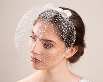 Bridal bow birdcage veil in white, short wedding birdcage veil with bow "Audrey Hepburn", nose length blusher