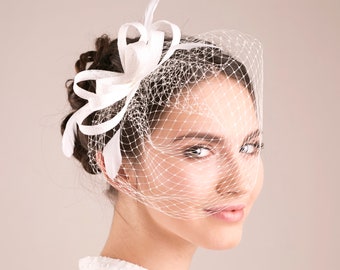 Bridal feather fascinator with short birdcage, wedding feather hairpiece with short veil for a bride, elegant feather headpiece