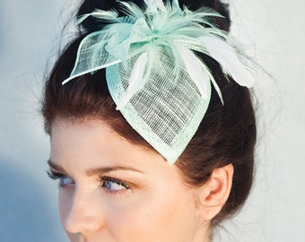 Minze Grün Braut Hut, Minze Hut mit Federn, Braut Federn Haarschmuck, Damen Fascinator, Hochzeitgäste Hutchen