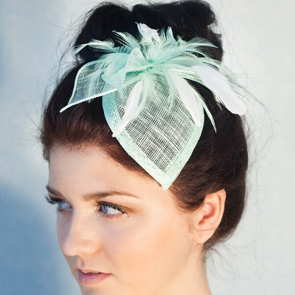 Chapeau de mariée vert menthe, coiffe de mariée, chapeau avec plumes, accessoire de cheveux de chapellerie, fascinateur de mariée